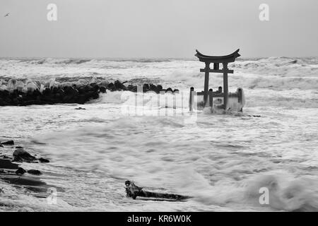 Torii en bois traditionnel dans l'océan, Shosanbetsu Konpira Shrine. Banque D'Images