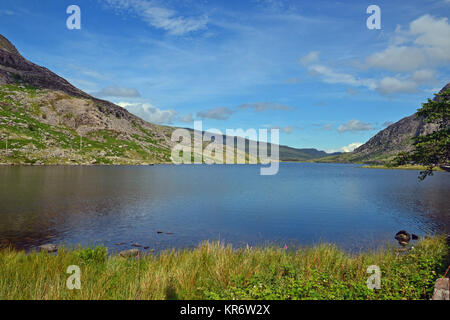 Llyn Ogwen vue depuis le bord de la route, ci-dessous, Mont Tryfan Galles, UK Banque D'Images