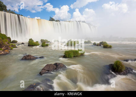 Afficher le long de l'Iguacu (Iguazu Falls), Cataratta Foz do Iguacu, Parana, Parc National de l'Iguazu, Brésil. Banque D'Images