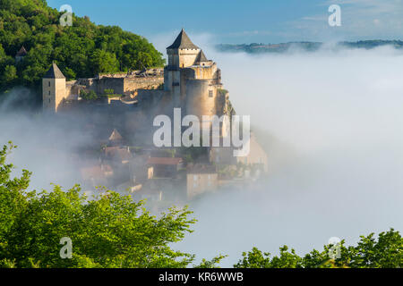 Paysage brumeux avec Forest, L'établissement et château médiéval sur une colline. Banque D'Images