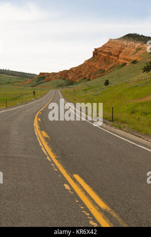 La route à deux voies, le Parc National de Yellowstone au Wyoming United States Banque D'Images