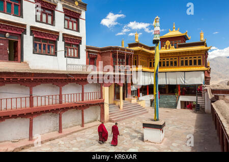 Vue extérieure du monastère bouddhiste avec deux moines de marcher à travers la cour. Banque D'Images
