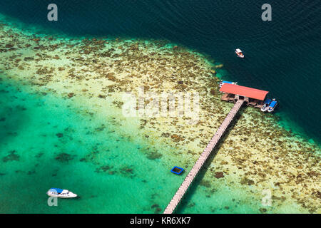 High angle view of tropical island, longue jetée et beach house, bateaux amarrés dans l'océan. Banque D'Images