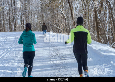 Montréal, CA - 17 décembre 2017 : Des gens courir sur la neige dans le parc du Mont Royal Banque D'Images