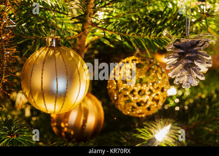 Boules de Noël, Décorations d'or traditionnel pour arbre de Noël, combinaison or et vert, République Tchèque Banque D'Images