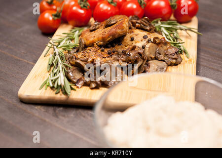 Sain et délicieux steak de porc sur planche de bois Banque D'Images