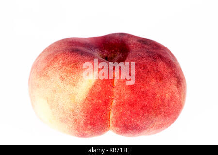 Fruit de Saturne Peach ( Paraguayos ) isolé sur fond blanc Banque D'Images