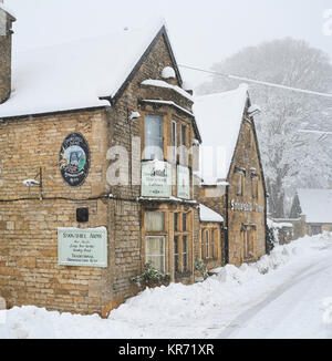 Snowshill Arms pub à Snowshill village dans la neige en décembre. Snowshill, Cotswolds, Gloucestershire, Angleterre Banque D'Images