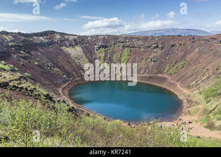 Lac de cratère volcanique Kerið (également appelé Kerid ou Kerith) dans le sud de l'Islande fait partie du cercle d'or à vélo Banque D'Images