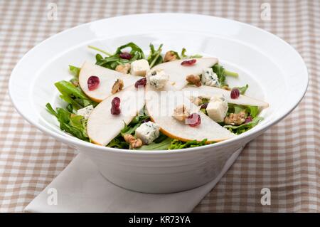 Les poires fraîches roquette salade de fromage gorgonzola Banque D'Images