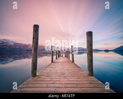 Ashness Jetty, Derwent Water, Lake District, en Angleterre. Une longue exposition de cette belle jetée à plus de Derwent Water en hiver. Banque D'Images