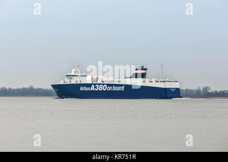 Hollern, Allemagne - 15 décembre 2015 : ro-ro cargo VILLE DE BORDEAUX sur l'Elbe, le transport de pièces d'avion Airbus de Montoir, France. La ssev Banque D'Images