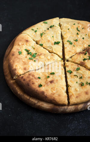 Pain plat traditionnel géorgien - khachapuri ou hachapuri avec double fromage. Imereti khachapuri sur noir table de pierre avec l'exemplaire de l'espace. Banque D'Images