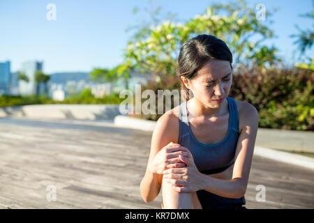 Femme avec douleur dans l'articulation du genou entraînement sport Banque D'Images