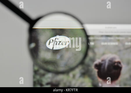 Milan, Italie - 1 novembre, 2017 : Pfizer logo sur la page d'accueil du site. Banque D'Images