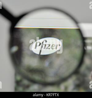 Milan, Italie - 1 novembre, 2017 : Pfizer logo sur la page d'accueil du site. Banque D'Images