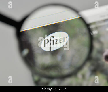 Milan, Italie - 1 novembre, 2017 : Pfizer logo sur la page d'accueil du site. Banque D'Images