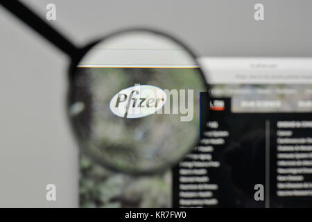 Milan, Italie - 1 novembre, 2017 : Pfizer logo sur la page d'accueil du site. Banque D'Images