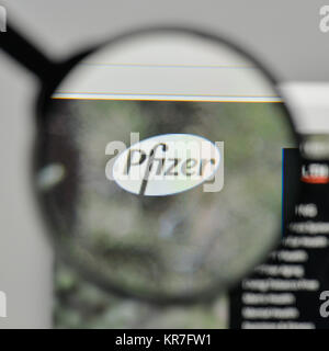 Milan, Italie - 1 novembre, 2017 : Pfizer logo sur la page d'accueil du site. Banque D'Images