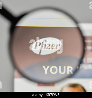 Milan, Italie - 1 novembre, 2017 : Pfizer logo sur la page d'accueil du site. Banque D'Images