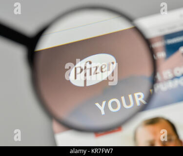 Milan, Italie - 1 novembre, 2017 : Pfizer logo sur la page d'accueil du site. Banque D'Images