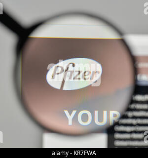 Milan, Italie - 1 novembre, 2017 : Pfizer logo sur la page d'accueil du site. Banque D'Images