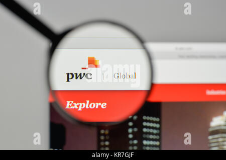 Milan, Italie - 1 novembre, 2017 : PwC logo sur la page d'accueil du site. Banque D'Images