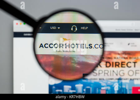 Milan, Italie - 10 août 2017 : Accor accueil du site. C'est une multinationale française hotel group. Logo accor hotels visibles. Banque D'Images