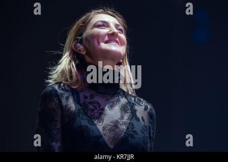 Julia Michaels effectue à 103,5 KISS FM Jingle Ball iHeartRadio à l'Allstate Arena le 13 décembre 2017 à Rosemont, Illinois. Banque D'Images