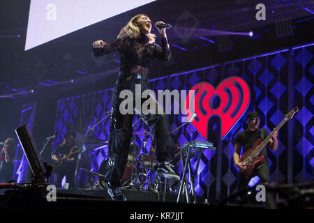 Julia Michaels effectue à 103,5 KISS FM Jingle Ball iHeartRadio à l'Allstate Arena le 13 décembre 2017 à Rosemont, Illinois. Banque D'Images