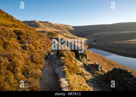 Sentier à côté du réservoir de Kinder menant à Sandy Heys sur Kinder scout dans le Peak District. Un matin d'hiver glacial. Banque D'Images