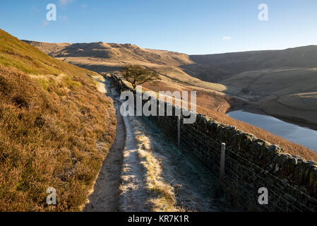 Sentier à côté du réservoir de Kinder menant à Sandy Heys sur Kinder scout dans le Peak District. Un matin d'hiver glacial. Banque D'Images