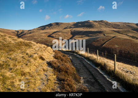 Sentier à côté du réservoir de Kinder menant à Sandy Heys sur Kinder scout dans le Peak District. Un matin d'hiver glacial. Banque D'Images