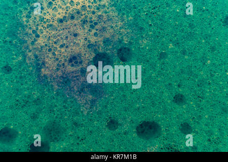 Bain à l'éponge en photo macro texture des bulles avec de l'eau gouttes détergent pour lave-vaisselle Banque D'Images