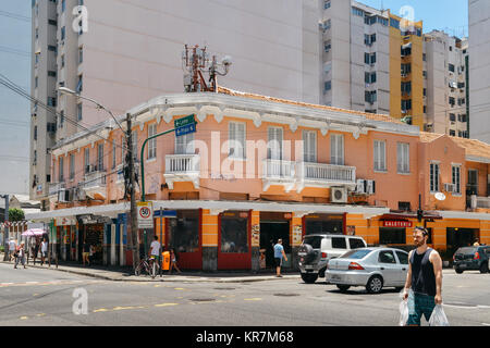 Rio de Janeiro, Brésil - 17 déc 2017 : coin de rue avec une architecture de style colonial dans le centre dynamique de Copacabana, Rio de Janeiro, Brésil Banque D'Images