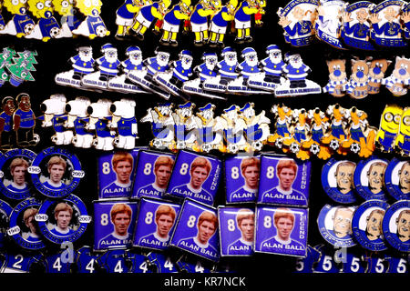 Insignes pin Everton en vente au cours de la Premier League match à Goodison Park, Liverpool. Banque D'Images