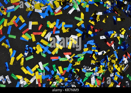Confettis multicolores sur le sol après la partie célébration Banque D'Images
