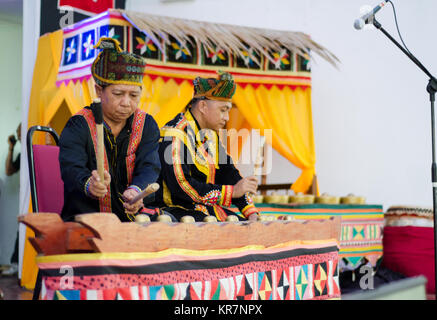 Tuaran Kota Kinabalu, Malaisie - Décembre 02, 2017 : Indegenous people de Sabah Bornéo en Malaisie orientale jouant un instrument de musique traditionnelle un gong d Banque D'Images