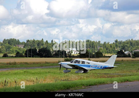 FORSSA, FINLANDE - le 11 août 2013 : Déménagement Piper Archer 2 avion prêt à décoller. Piper Archer 2 est un avion léger conçu pour les vols d'entraînement Banque D'Images