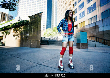 Asian woman roller en ville Banque D'Images