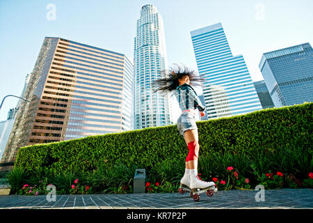 Asian woman roller en ville Banque D'Images