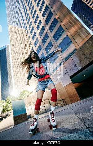 Femme Asiatique excité rollers en ville Banque D'Images