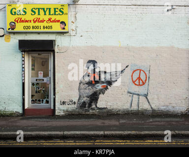 Peinture artiste Pigeon CND / Interdire le symbole bombe dans le nord-est de Londres. Artwork par Loretto a Londres, l'artiste graffiti urbain. Banque D'Images