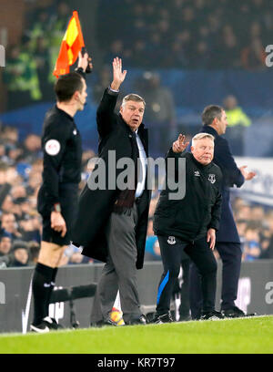 Gestionnaire d'Everton Sam Allardyce (gauche) des gestes sur la ligne de touche aux côtés de son adjoint Sammy Lee durant la Premier League match à Goodison Park, Liverpool. Banque D'Images