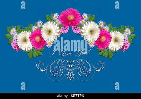 Carte postale avec crimson et gerberas blancs,petites purple asters et ornement blanc avec message d'je t'aime sur un fond bleu Banque D'Images