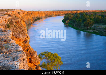 Les falaises de la rivière Murray au coucher du soleil, Big Bend, Murray River, Australie du Sud, Australie Banque D'Images