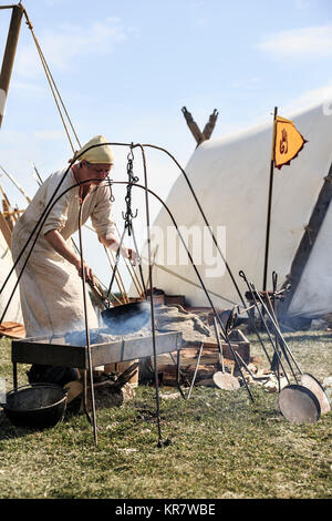 Reconstitution d'un village viking dans la vie, les femmes la préparation des aliments, le festival islandais du Manitoba, Gimli, Manitoba, Canada. Banque D'Images