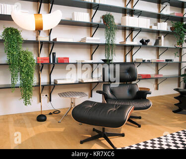 WEIL AM RHEIN, ALLEMAGNE - le 26 novembre 2017 : l'intérieur de l'intérieur du bâtiment VitraHaus. Chaise de Salon. Banque D'Images