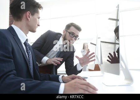 Deux hommes d'parler de nouvelles possibilités assis avec pc Banque D'Images