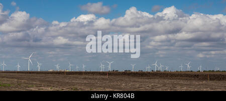 Taft, Texas - éoliennes près du golfe du Mexique. Ils font partie de la ferme éolienne de Papalote Creek, qui a 196 éoliennes produisant 380 MW. Banque D'Images